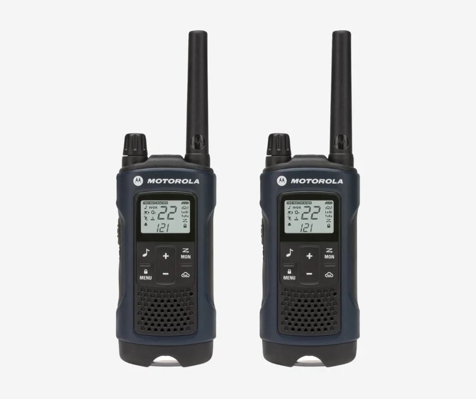 2.Motorola Talkabout T460 Rechargeable Two-Way Radio Pair Dark Blue
